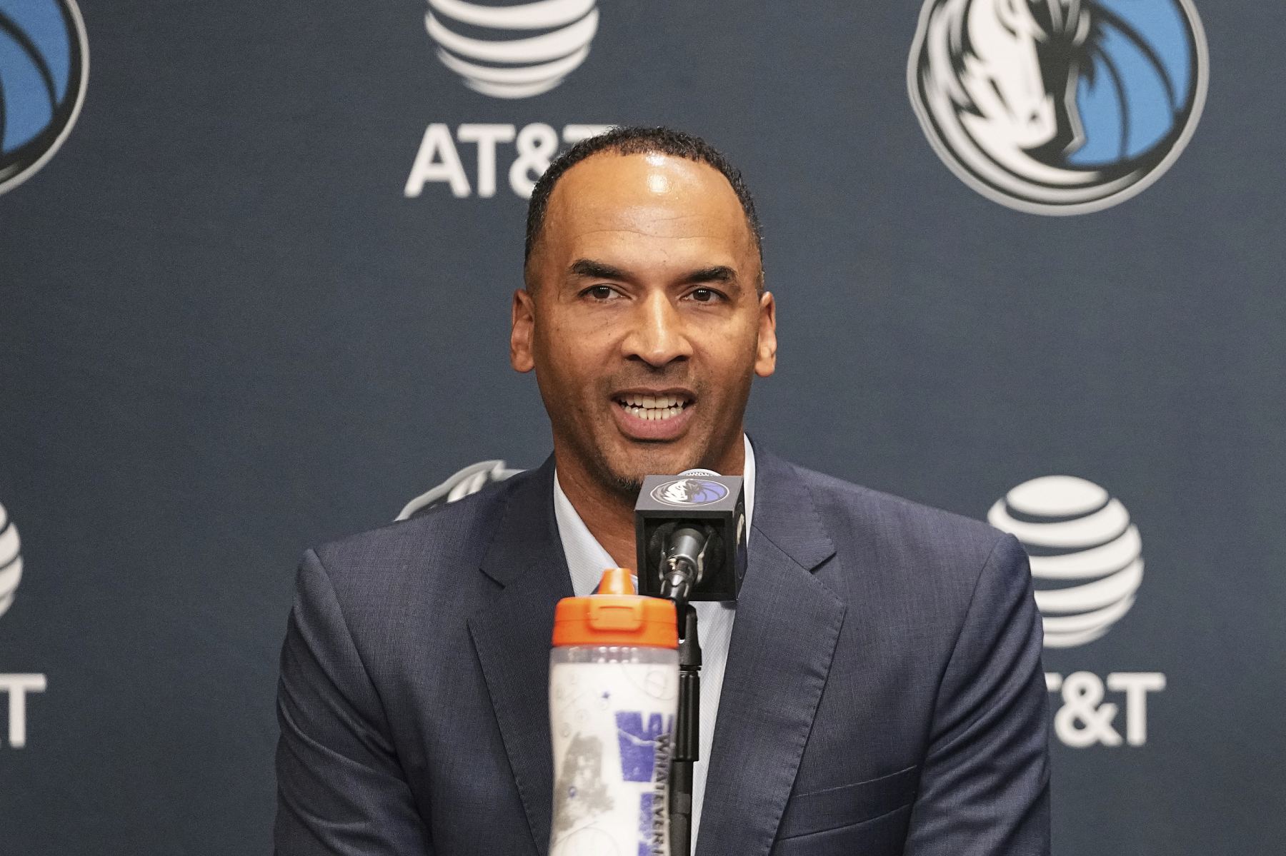 独行侠拆掉比赛场便携式电梯装置，此前为哈里森离场专用通道